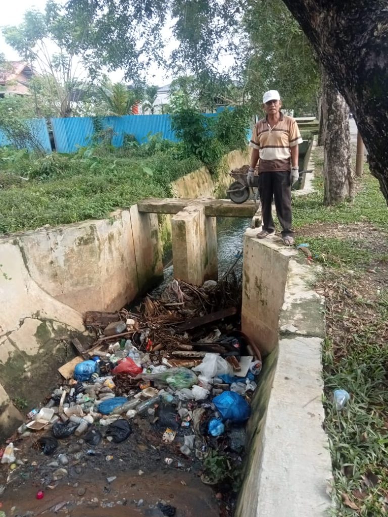 Salah Satu Seorang Warga, Di Jalan T.M Bahrum Desa Paya Bujuk Tengoh, Mengeluh Menjamurnya Sampah Berbau Busuk.