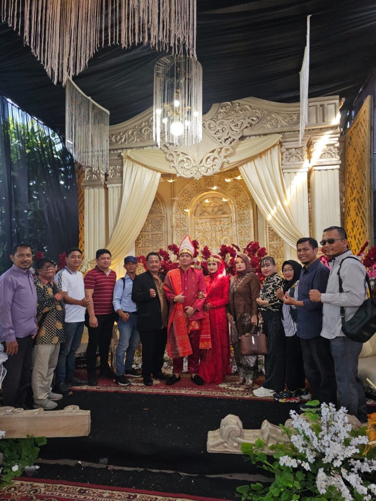 Tim Redaksi MSN Dan DPC Sopo ATRestorasi Bersatu Kota Medan, Menghadiri Acara Pernikahan Alfin Pasaribu Dan Lisa.