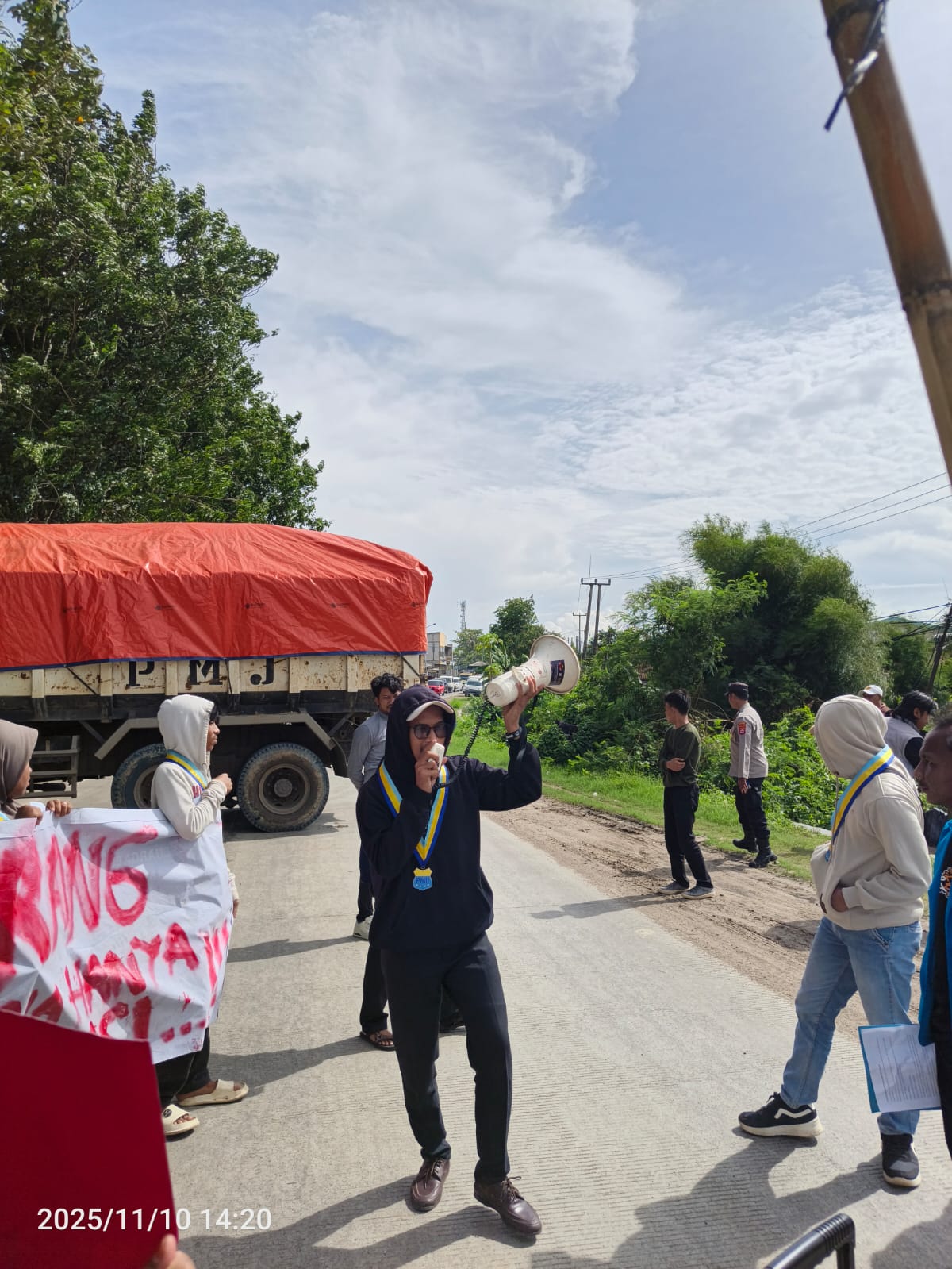 PMII STAI Assalamiyah, Gelar Aksi Di Jalan Cikande–Rangkas Bitung, Desak Penegakan Aturan Jam Operasional Mobil Tambang.