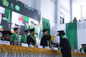 Di Tengah Keterbatasan Ekonomi, “Rizal Efendi” Raih Lulusan Terbaik, Rektor IAIN Langsa Serahkan Bantuan Tunai.