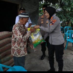 Polres Semarang, Gelar Bakti Sosial Bantu Warga Terdampak Puting Beliung, Di Pringapus Dan Bergas.