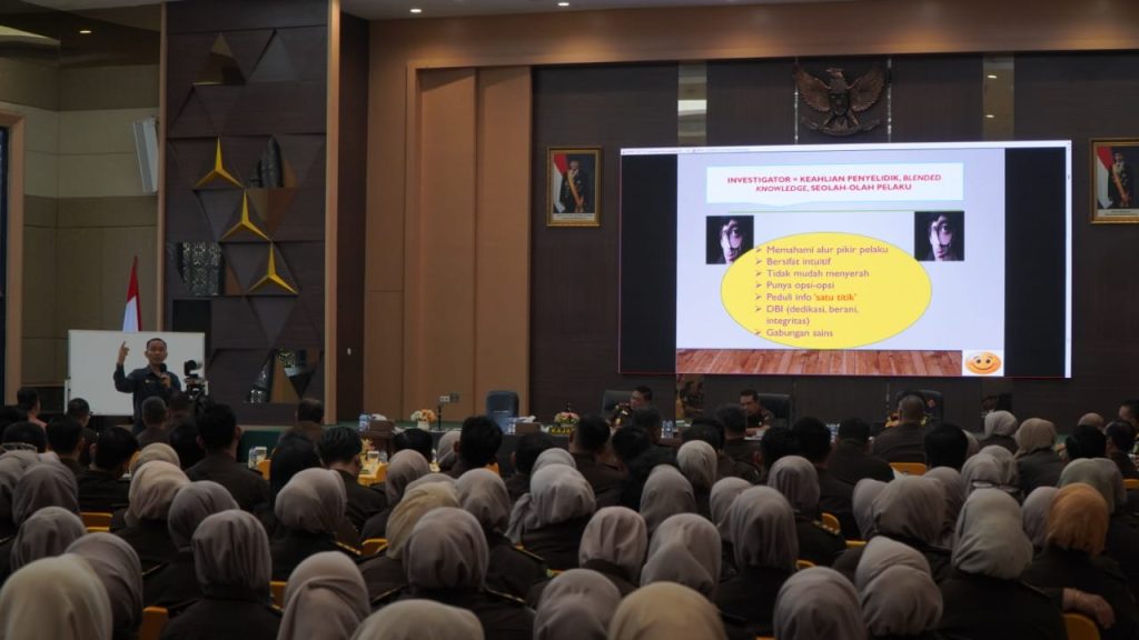 GUNA MENINGKATKAN KAPASITAS JAKSA DALAM PENANGANAN PERKARA TIPIKOR DAN PENERAPAN KUHP NASIONAL, KEJATI RIAU GELAR FGD