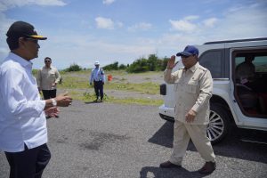 Momen Kompak Prabowo Semobil “Maung” Bersama Sri Sultan Hamengkubuwono X.