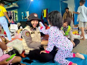 Tim Trauma Healing Pulihkan Tawa Anak-Anak Di Pengungsian, Di Cilacap Dan Banjar Negara.