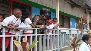 Satgas Ops Damai Cartenz, Berbagi Buku Bacaan kepada Anak-Anak Sekolah, Di Intan Jaya.