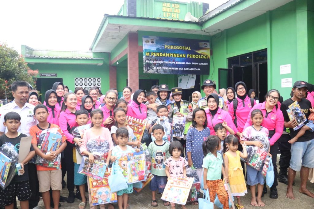 Peduli Korban Longsor Banjar Negara, Ketua Umum Bhayangkari Kunjungi Para Pengungsi.