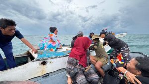 Terombang-Ambing, Di Laut Makassar, 5 Penumpang Akhirnya Di Selamatkan TNI AL !!!.