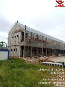 Sadis,Parapekerja Di Ketinggian 10 Meter Tak Memakai APD,Proyek SMPN 3 Legok Melanggar UU Ketenagakerjaan