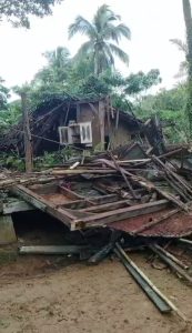 Musibah, Menimpah Warga Kampung Cisantri RT : 002/RW : 004 Desa Pada Suka Kecamatan Cimanggu, Rumah Roboh Ketimpa Pepohonan.