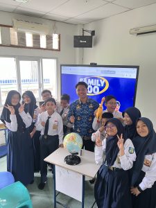 Potret Belajar Menyenangkan Siswa SMP Samarinda dengan Papan Interaktif dari Prabowo.