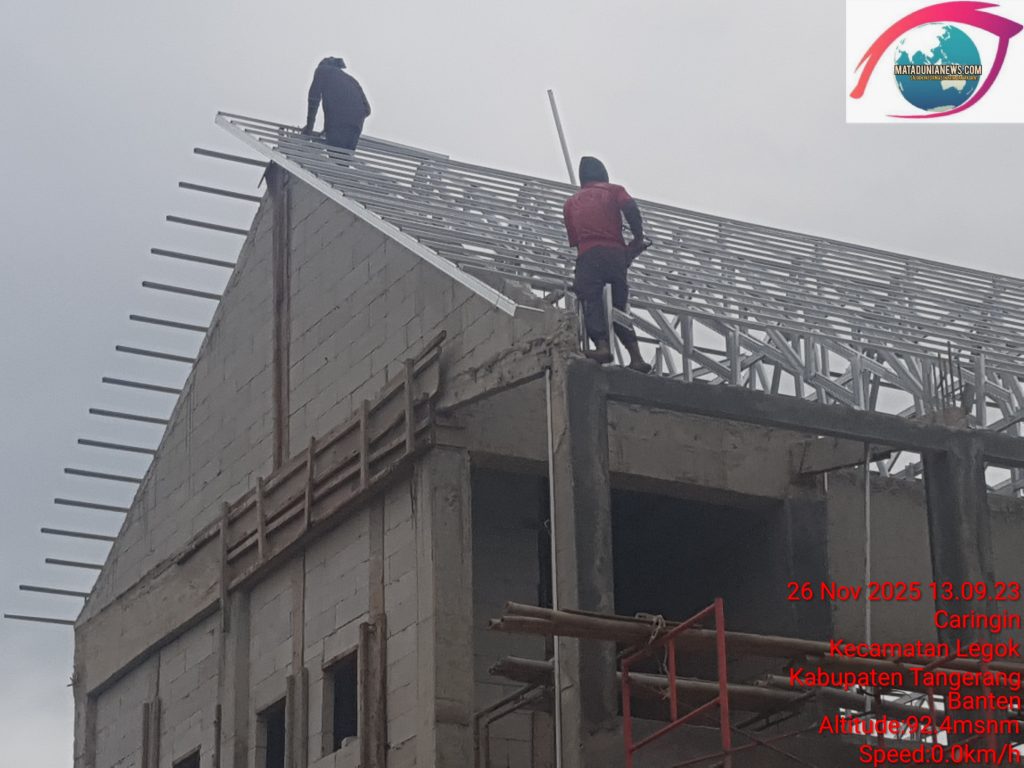 Proyek Pembangunan USB SMPN 3 Legok Mengabaikan APD Dan K3 Parapekerja Di Ketinggian 9 Meter Tidak Memakai APD Mandor Membiarkan Saja