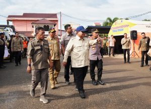 Kapolri, Dampingi Presiden Cek Lokasi Pengungsian Korban Banjir Di Tapanuli Tengah.