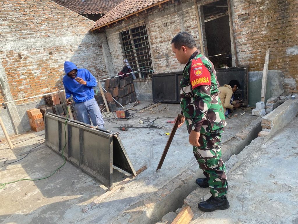 Babinsa Koramil Selo, Dorong Semangat Pelaku Usaha Bengkel Las, Di Dukuh Senet.