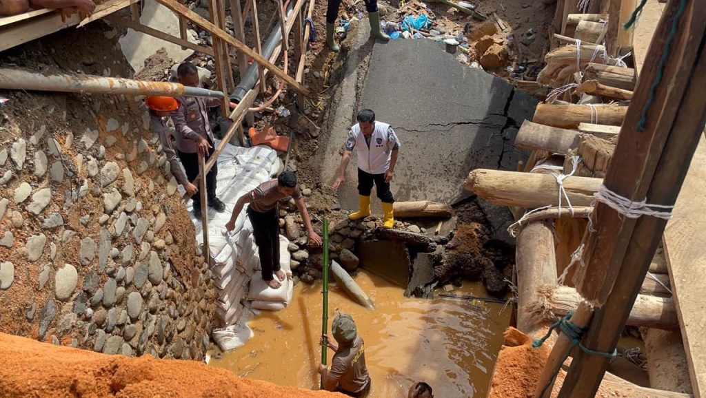 Polda Sumut, Bangun Jembatan Darurat Di Tap-Teng, Pulihkan Akses Warga Dan Jalinsum.