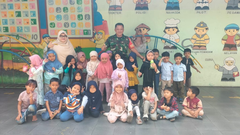 Sambangi TK Al-Islam Babinsa Kemlayan Berikan Motivasi Dan Kenalkan Profesi.