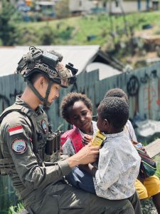 Personel Satgas Ops Damai Cartenz, Sektor Intan Jaya Laksanakan Pengobatan Dn Bagikan Susu, Untuk Anak-Anak Papua.