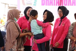 Ketua Bhayangkari Daerah Aceh, Tinjau Lokasi Banjir Di Pidie Jaya, Salurkan Bantuan Untuk Warga Terdampak.