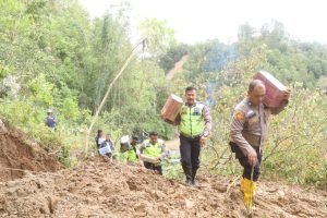 Polresta Bukit Tinggi, Kembali Salurkan Bantuan Ke Warga Terdampak Di Jorong Sungai Landia.