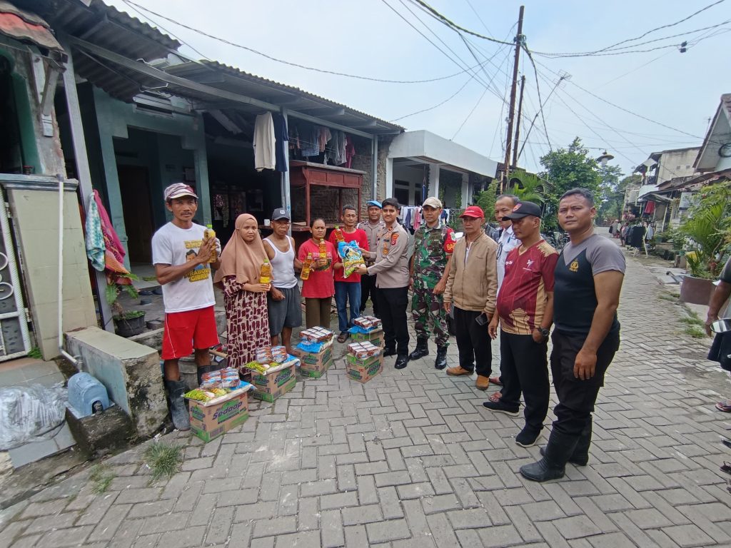 Polsek Cisoka, Bergerak Cepat, Bantu Warga Terdampak Puting Beliung, Di Solear.
