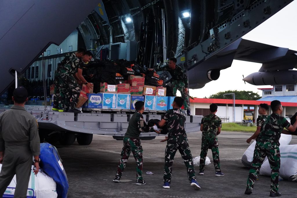 Mendarat Di Lanud Sultan Iskandar Muda, Airbus A-400 TNI AU Bawa 24 Ton Bantuan Korban Banjir Aceh.