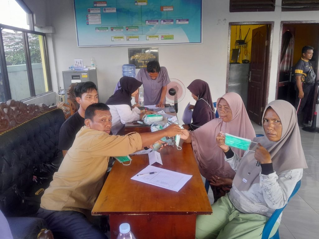 Pj Geuchik Gampong Meurandeh Tengah,.Salurkan Bantuan BLT Pasca Banjir Bandang, Sejumlah 596 Kepala Keluarga.