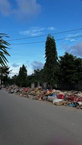 Usai Banjir Bandang Melanda Daerah Kota Langsa, Bauk Busuk Di Mana-Mana, Diduga Pihak Kantor DLHK Kewalahan Angkut Sampah.