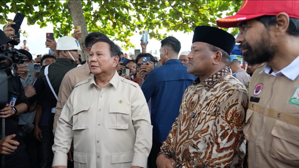 Momen Prabowo Makan Masakan Warga Pengungsi Saat Cek Dapur di Aceh, Pastikan Gizi Dan Kelayakan.