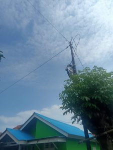 Tiang Kabel Internet Tanpa Izin, Resahkan Warga Suka Diri, PT Eka Mas Republika Terancam Di Somasi.