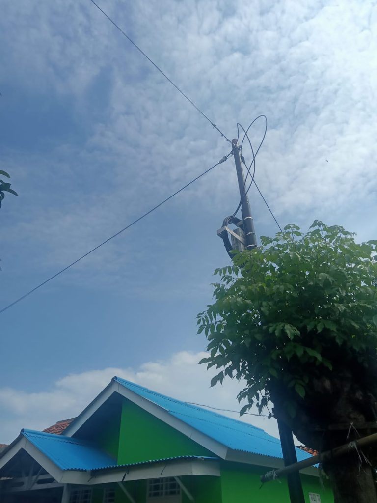 Tiang Kabel Internet Tanpa Izin, Resahkan Warga Suka Diri, PT Eka Mas Republika Terancam Di Somasi.