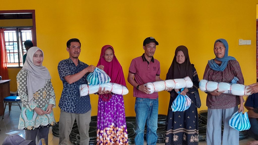 Desa Resang Bagikan Alat Tangkap Jaring Ikan, Pantai Pinggir Sama Bubu Ketam, Kepada Warga Masyarakat Nelayan.