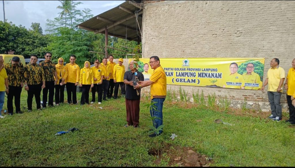 Peduli Alam, Partai Golkar Lampung Tanam Pohon Durian dan Alpukat Dalam Program GELAM di Kemiling