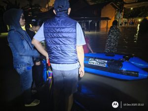 Hujan Picu Banjir, Di Ciwandan, Aparat Kelurahan Dan Warga Lakukan Evakuasi.