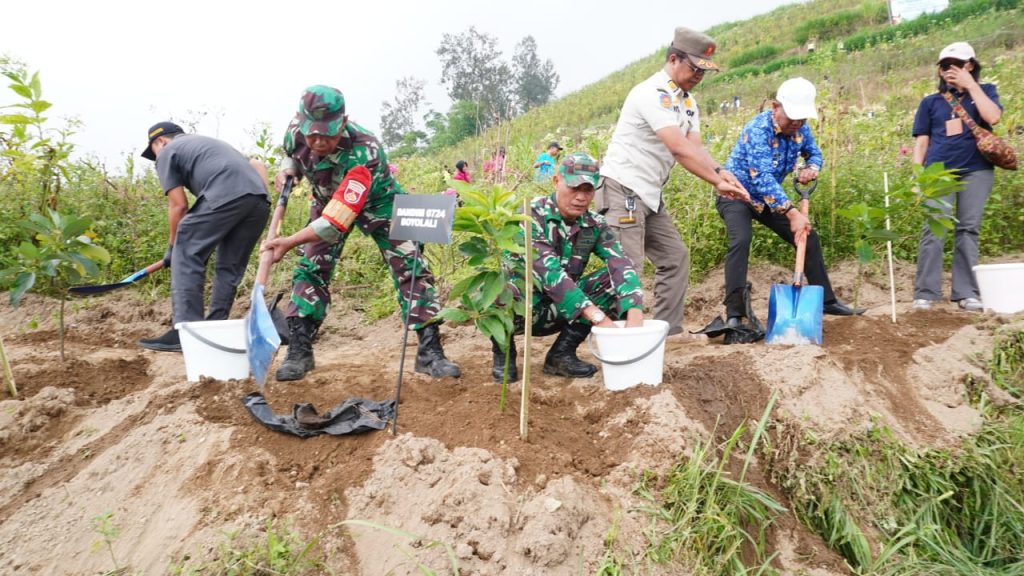 Hijaukan Lereng Merapi, TNI Dan Forkopimda Boyolali, Tanam Pohon Cegah Bencana.