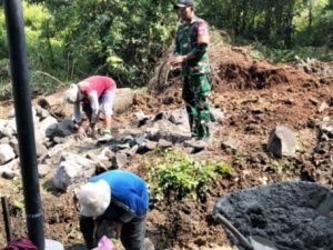 Cegah Longsor, Babinsa Nogosari Gotong-Royong Bangun Talud Bersama Warga.