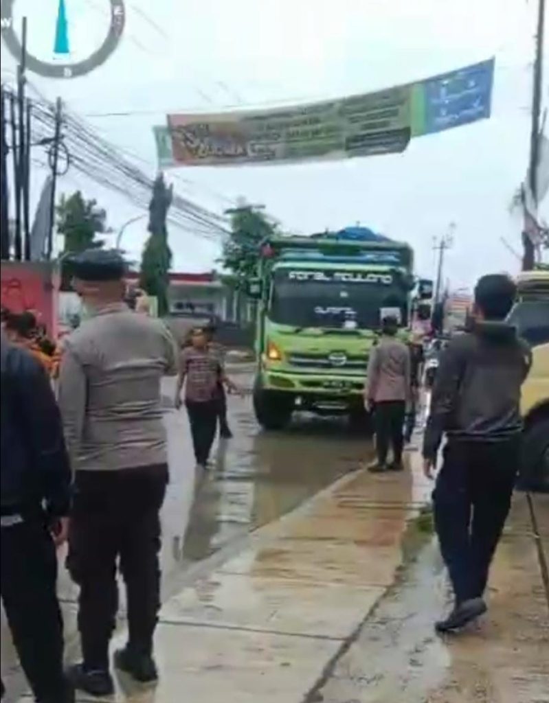 Bentuk Protes Masyarakat Cisoka, Hadang Dum Truk Tanah, Yang Melintas Langgar Jam Operasional.