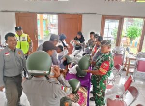 Babinsa Serengan Bantu Pendistribusian Kaporlap Helm, Dari Lurah Untuk Linmas.