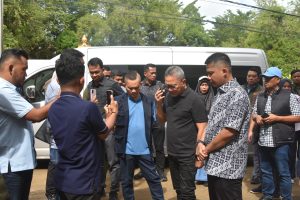 Menteri Koordinator Pangan, “Zulkifli Hasan”, Di Dampingi Oleh Wali Kota Langsa, “Jefri Santana S Putra SE”, Kunjungi Dan Salurkan Bantuan, Kepada Pengungsi Pasca Banjir Dan Tanah Longsor Di Kota Langsa.