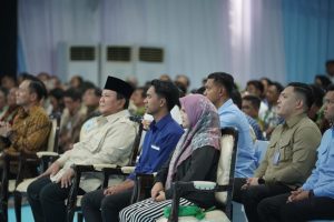 Momen Prabowo Duduk Bersebelahan dengan ART dan Tukang Seblak di Serah Terima Rumah Subsidi.