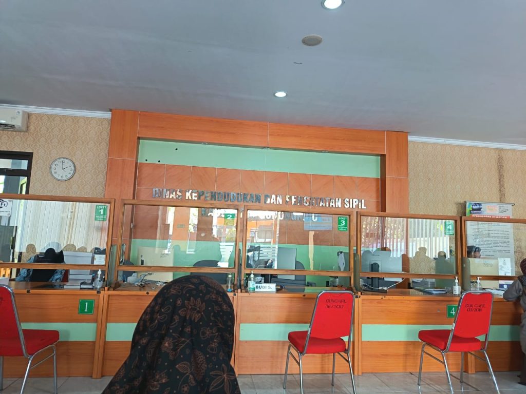 Jam Sudah Di Buka, Meja Masih Kosong, Warga Gunung Kidul, Soroti Pelayanan Disdukcapil.