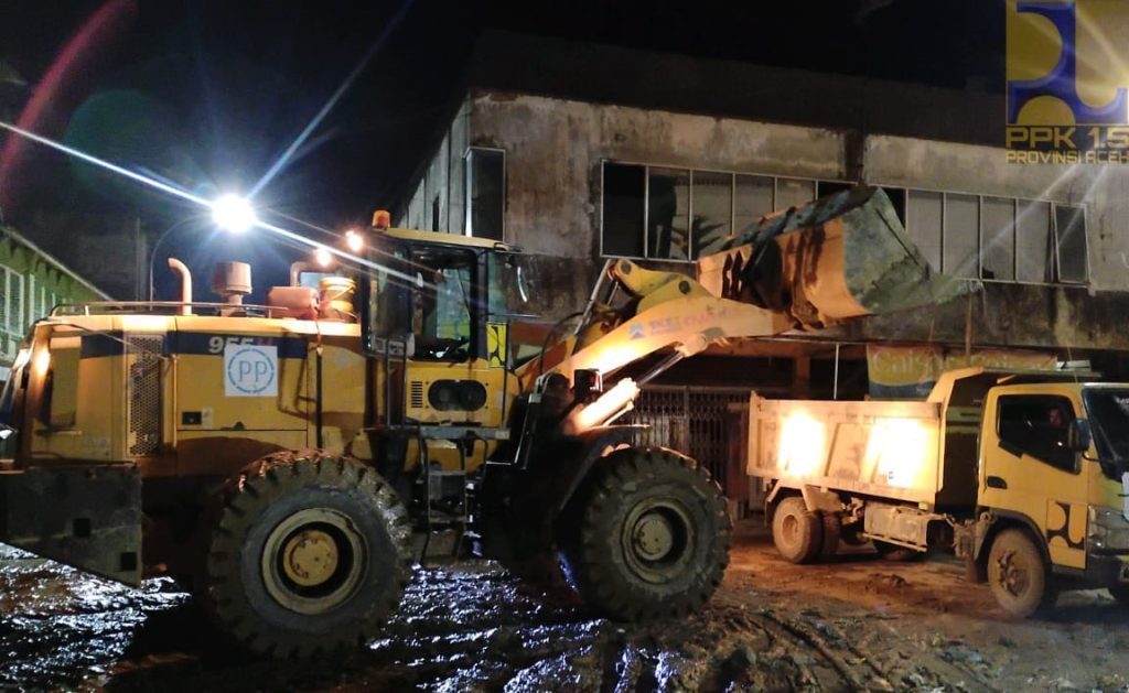 Bersihkan Jalan di Aceh Tamiang, Alat Berat Bekerja hingga Tengah Malam.