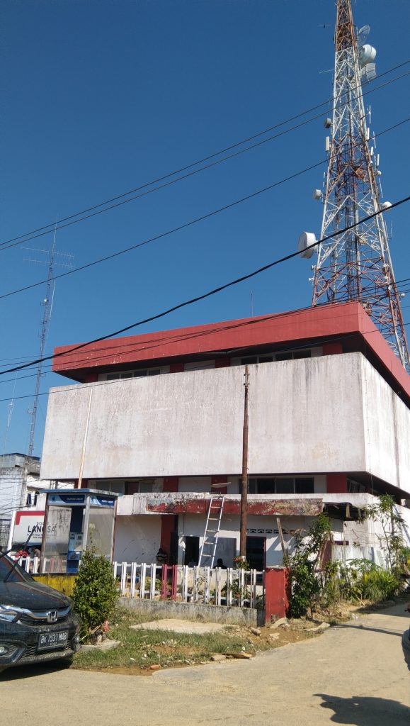 Diduga Jaringan Internet Mati, Di Pasca Banjir Bandang Bercampur Lumpur, Di Karenakan Alat Mesin Pemancar Jaringan Telkom, Dugaan Tidak Menyediakan Minyak Solar, Untuk Mesin Jenset.
