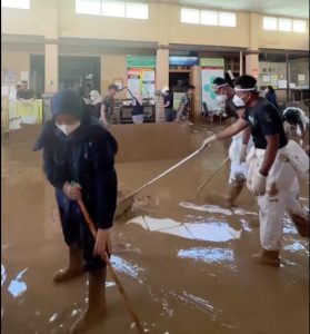 Pemandangan Warga dan TNI Gotong Royong Bersihkan RSUD Aceh Tamiang, Kini Bisa Digunakan.