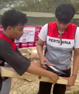 Pertamina Pasang Pembangkit Listrik Tenaga Surya untuk Posko Pengungsian di Aceh Tamiang.