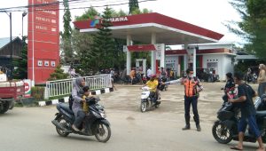 Cukup Sangat Nyaris, Personel Dishub Pemko Langsa, Masih Lakukan Pengejoban Di Galon SPBU Nomor 15.244.309, Desa Gampong Sidodadi.
