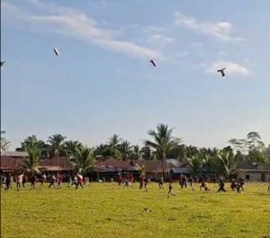Keseruan Warga Menyambut Helibox, Bantuan Udara Hadirkan Suka Cita di Simpang Jernih.