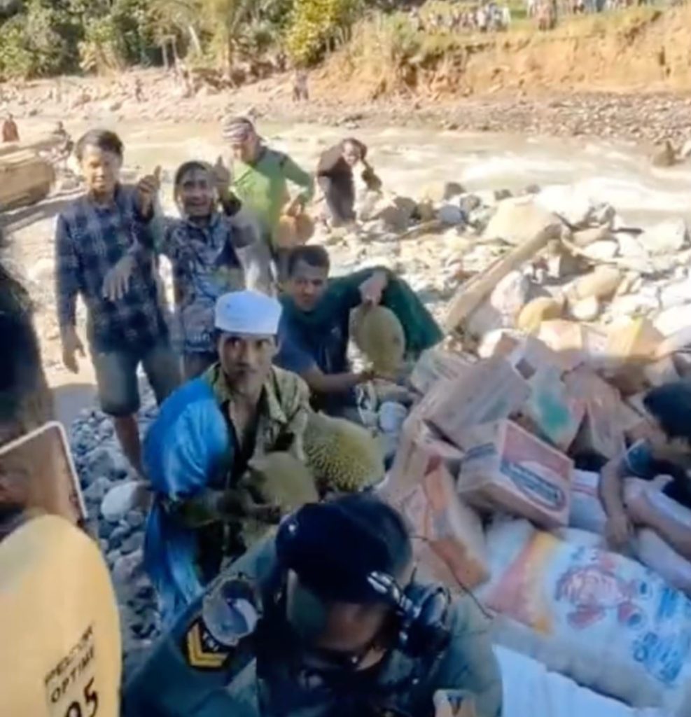 Haru TNI Awak Heli Pengantar Logistik saat Diberi Sepikul Durian dari Warga Terisolasi Gayo Lues.
