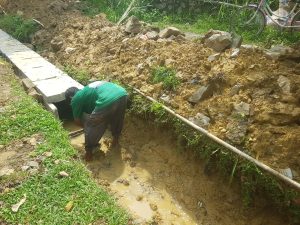 Proyek Pembangunan Uditch Di Klaster Mutiara 3 Raksa Langgar UU (KIP) K3 /APD Mandor,Pelaksana Menghilang Entah Kemana