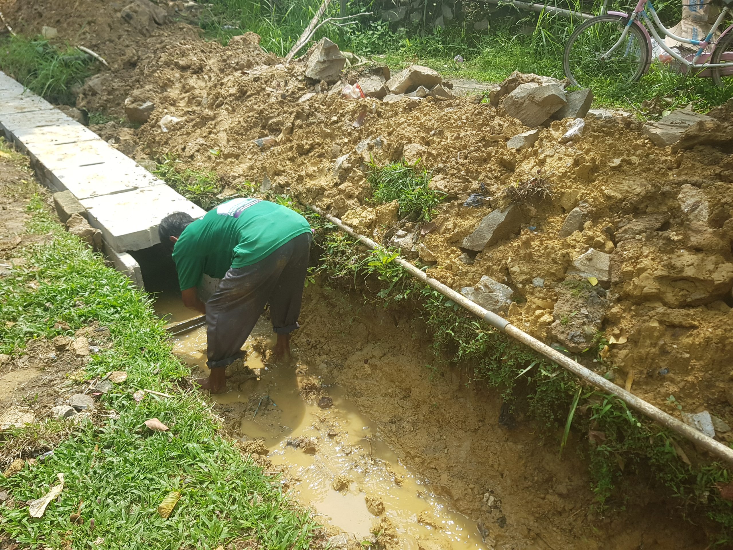 Proyek Pembangunan Uditch Di Klaster Mutiara 3 Raksa Langgar UU (KIP) K3 /APD Mandor,Pelaksana Menghilang Entah Kemana
