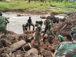 Sinergi TNI–Polri Percepat Pemulihan Sumbar: Bersihkan Pasar hingga Rumah Warga.