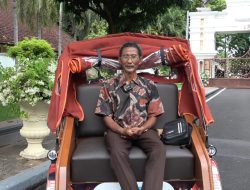 Doa Penarik Becak Lansia Tuban: Semoga Pak Prabowo Selalu Bisa Membuat Rakyatnya Tersenyum.